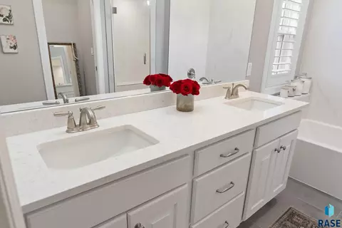 2240 E Stone Pointe Cir, Sioux Falls, SD 57108 photo 18