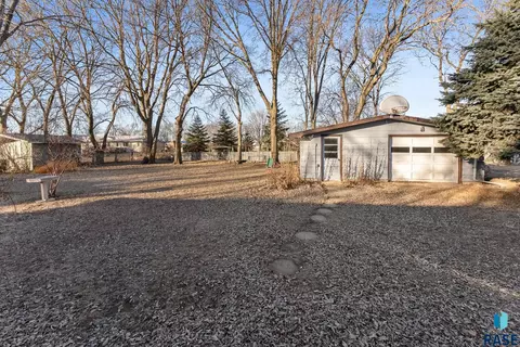 305 N Maple St, Viborg, SD 57070 photo 14