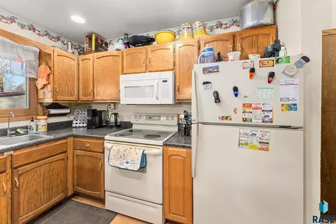 305 N Maple St, Viborg, SD 57070 photo 3
