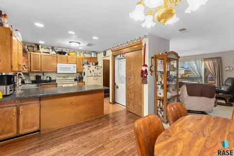 305 N Maple St, Viborg, SD 57070 photo 6