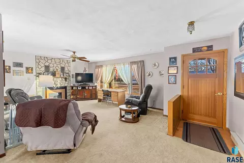 305 N Maple St, Viborg, SD 57070 photo 2