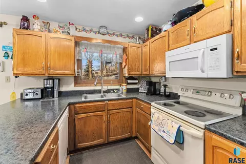 305 N Maple St, Viborg, SD 57070 photo 4