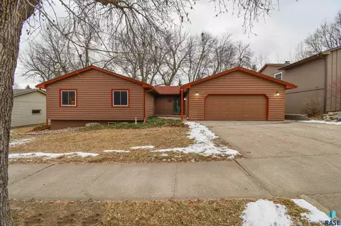 3305 E 33rd St, Sioux Falls, SD 57103 photo 1
