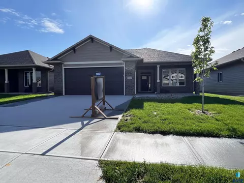 1512 S Meadowland Ave, Sioux Falls, SD 57106