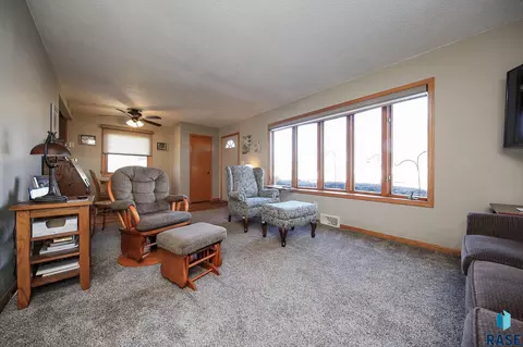 2405 E 19th St, Sioux Falls, SD 57103 photo 3