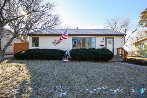 2405 E 19th St, Sioux Falls, SD 57103 photo 2
