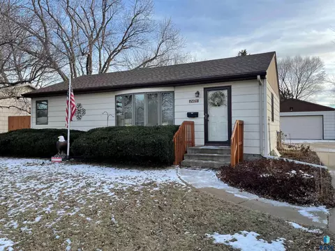 2405 E 19th St, Sioux Falls, SD 57103 photo 1