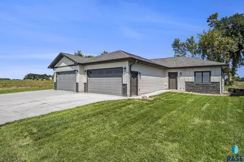 628 Harter Dr, Madison, SD 57042 photo 1