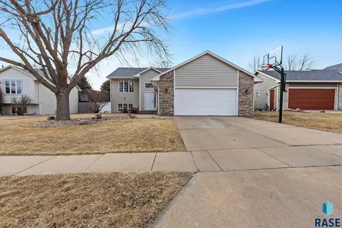 1805 S Dorothy Ave, Sioux Falls, SD 57106
