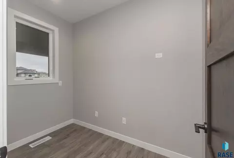 1807 S Daylight Dr, Sioux Falls, SD 57110 photo 32