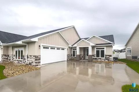 1807 S Daylight Dr, Sioux Falls, SD 57110 photo 2
