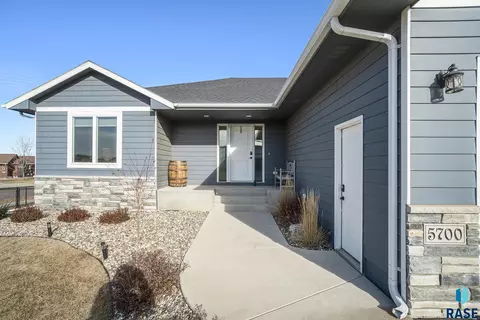 5700 E Meadow Oak Cir, Sioux Falls, SD 57110 photo 2