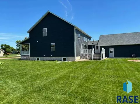 302 E 7th St, Hills, MN 56138 photo 2