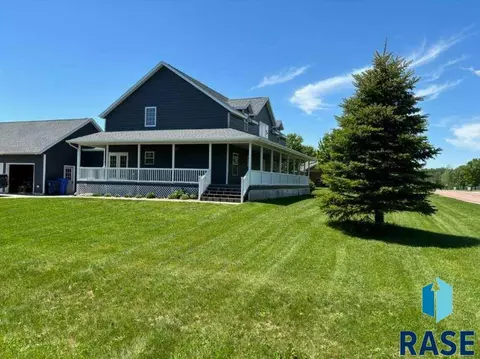 302 E 7th St, Hills, MN 56138 photo 3
