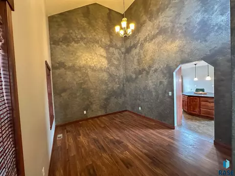 302 E 7th St, Hills, MN 56138 photo 8