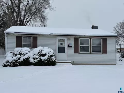 1713 E Spruce St, Sioux Falls, SD 57103 photo 1