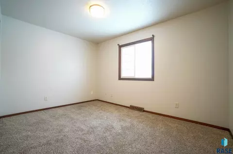 5105 S Drexel Dr, Sioux Falls, SD 57106 photo 6