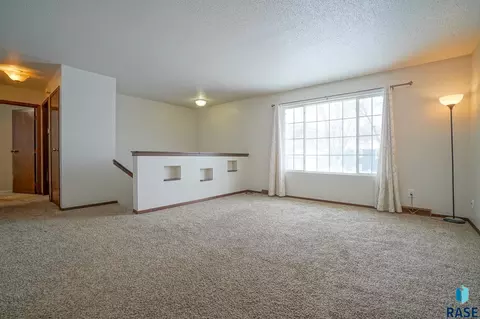 5105 S Drexel Dr, Sioux Falls, SD 57106 photo 2