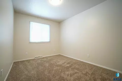 5105 S Drexel Dr, Sioux Falls, SD 57106 photo 7