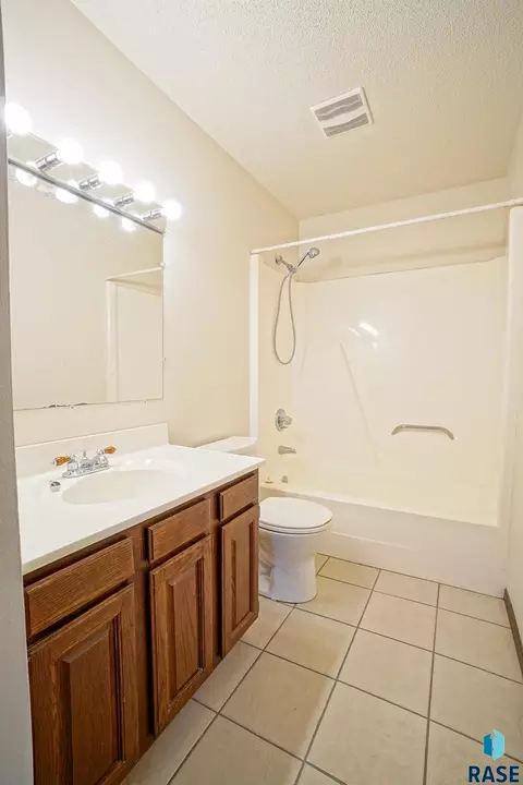5105 S Drexel Dr, Sioux Falls, SD 57106 photo 8