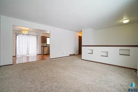 5105 S Drexel Dr, Sioux Falls, SD 57106 photo 3
