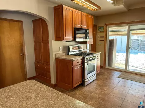113 S Blanche Ave, Madison, SD 57042 photo 14