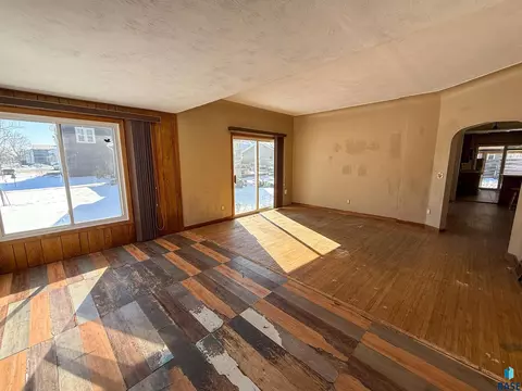 113 S Blanche Ave, Madison, SD 57042 photo 7