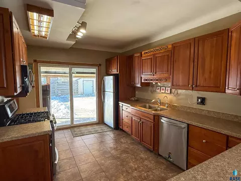 113 S Blanche Ave, Madison, SD 57042 photo 11