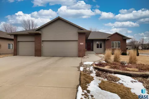 2416 S Grinnell Ave, Sioux Falls, SD 57106