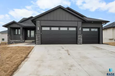 913 N Sylvan Dr, Sioux Falls, SD 57110 photo 1
