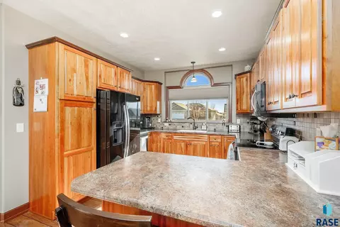 8212 E Willow Glen Cir, Sioux Falls, SD 57110 photo 6
