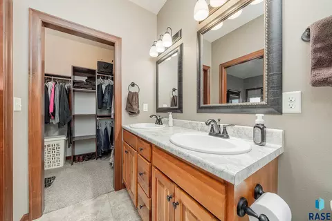 8212 E Willow Glen Cir, Sioux Falls, SD 57110 photo 5