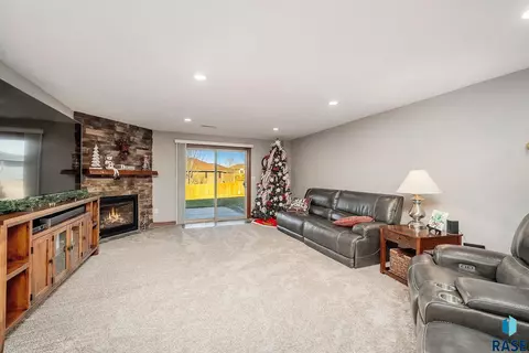 8212 E Willow Glen Cir, Sioux Falls, SD 57110 photo 4