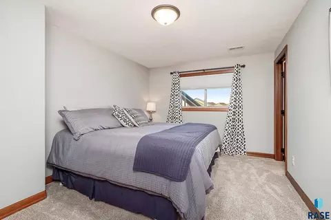 8212 E Willow Glen Cir, Sioux Falls, SD 57110 photo 23