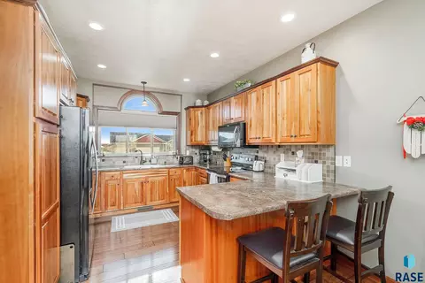 8212 E Willow Glen Cir, Sioux Falls, SD 57110 photo 2
