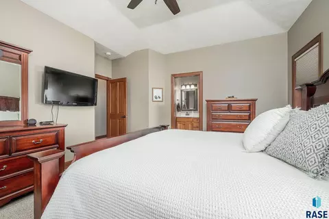 8212 E Willow Glen Cir, Sioux Falls, SD 57110 photo 13