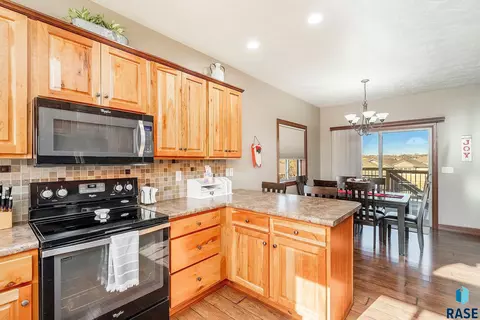 8212 E Willow Glen Cir, Sioux Falls, SD 57110 photo 7