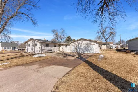 2700 E 13th St, Sioux Falls, SD 57103 photo 2