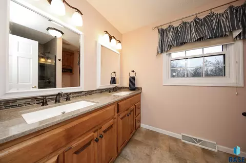3104 E 33rd St, Sioux Falls, SD 57103 photo 37
