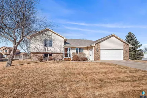 2401 S Theodore Ave, Sioux Falls, SD 57106