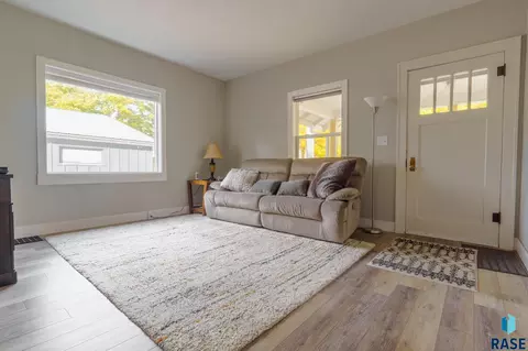 613 E 13th St, Sioux Falls, SD 57104 photo 4