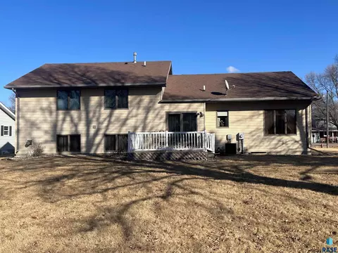 715 S Albert St, Freeman, SD 57029 photo 2