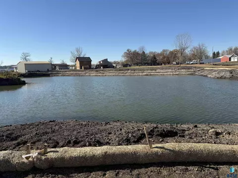 3 Dakota Ave, Madison, SD 57042