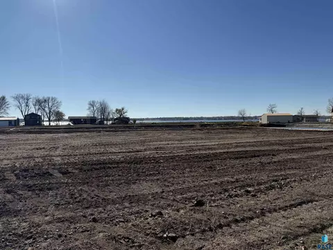 4 Dakota Ave, Madison, SD 57042