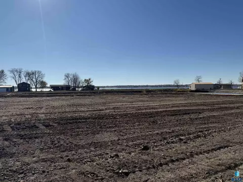 4 Dakota Ave, Madison, SD 57042