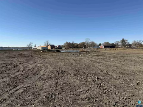 6 Crescent Ln, Madison, SD 57042 photo 3