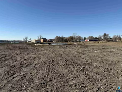 6 Crescent Ln, Madison, SD 57042 photo 3