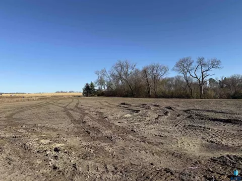 6 Crescent Ln, Madison, SD 57042