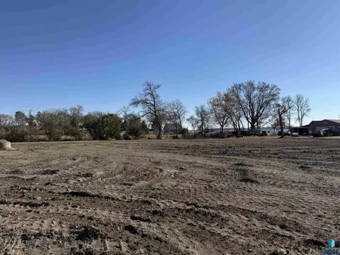 7 Crescent Ln, Madison, SD 57042