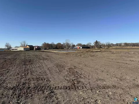 7 Crescent Ln, Madison, SD 57042 photo 3
